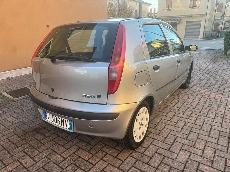 Usata Fiat Punto 59 CV (43 kW) 2001 Grigio Berlina