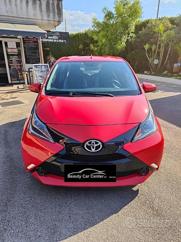 Rosso Usata 2014 Toyota Aygo Due volumi | 7300 € (Buon prezzo) - Immagine 1/4