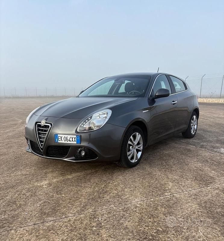 Grigio Usata 2012 Alfa Romeo Giulietta Exclusive Tre volumi | 7990 € (Buon prezzo) - Immagine 1/4