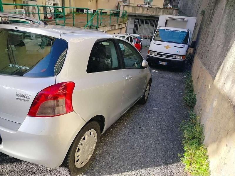 Usata Toyota Yaris Sol 87 CV (63 kW) 2009 Argento Berlina