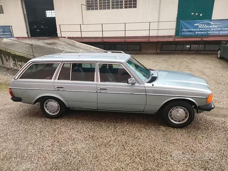 Usata Mercedes 200 108 CV (79 kW) 1983 Blu Station wagon