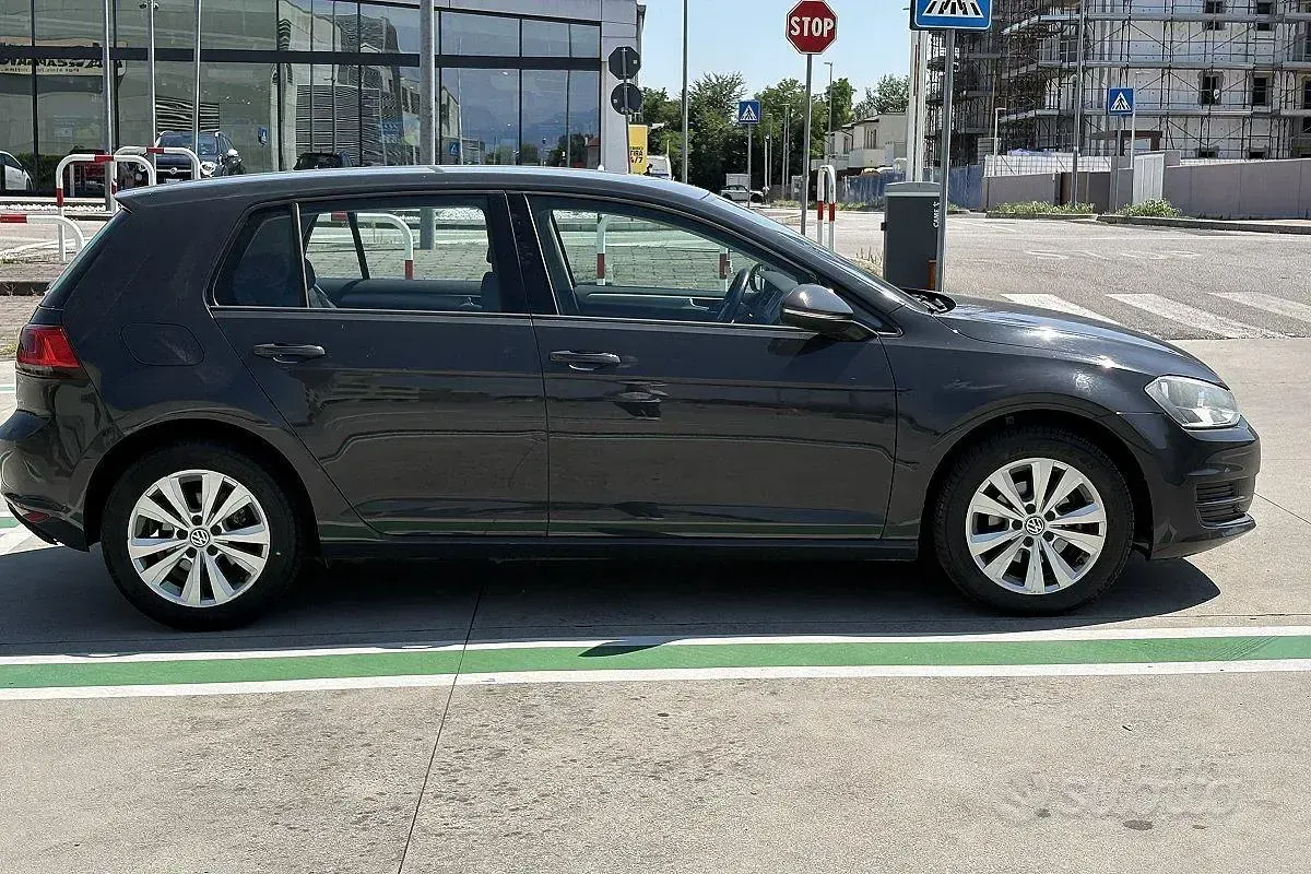 Usata VW Golf VII Comfortline 105 CV (77 kW) 2015 Grigio Utilitaria