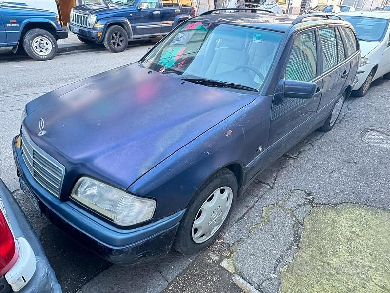 Usata Mercedes C220 125 CV (91 kW) 2000 Blu Station wagon