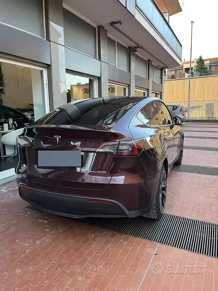 Usata Tesla Model Y 189 kW (258 CV) 2023 Rosso SUV