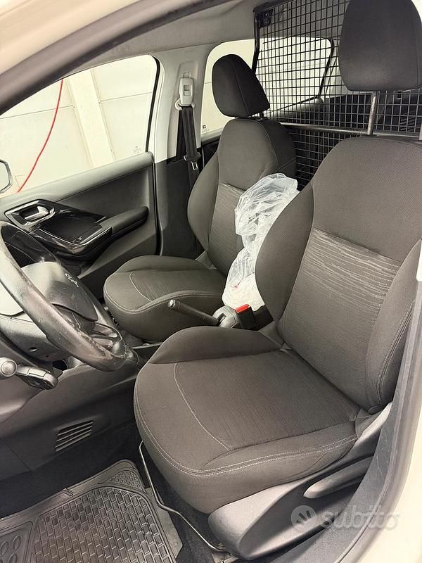 Usata Peugeot 208 68 CV (50 kW) 2013 Bianco Utilitaria