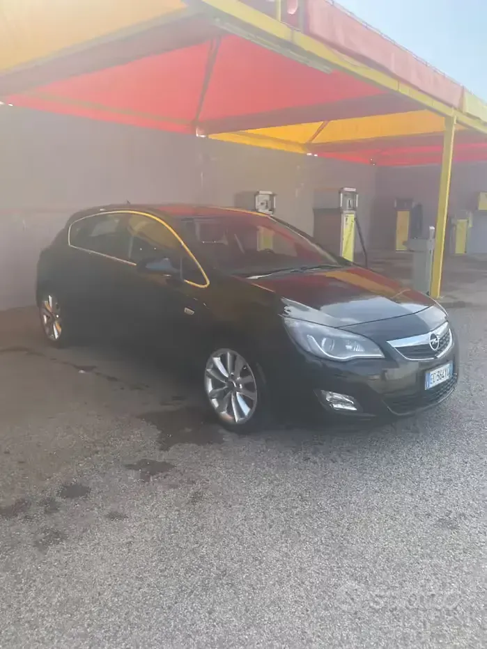 Usata Opel Astra Cosmo 125 CV (91 kW) 2010 Nero Berlina