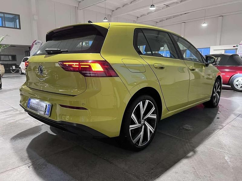 Usata VW Golf VIII Life 116 CV (85 kW) 2022 Giallo Berlina