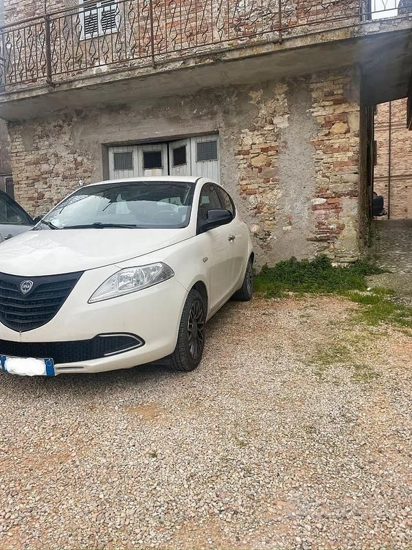 Usata Lancia Ypsilon Platinum 69 CV (50 kW) 2012 Bianco Utilitaria