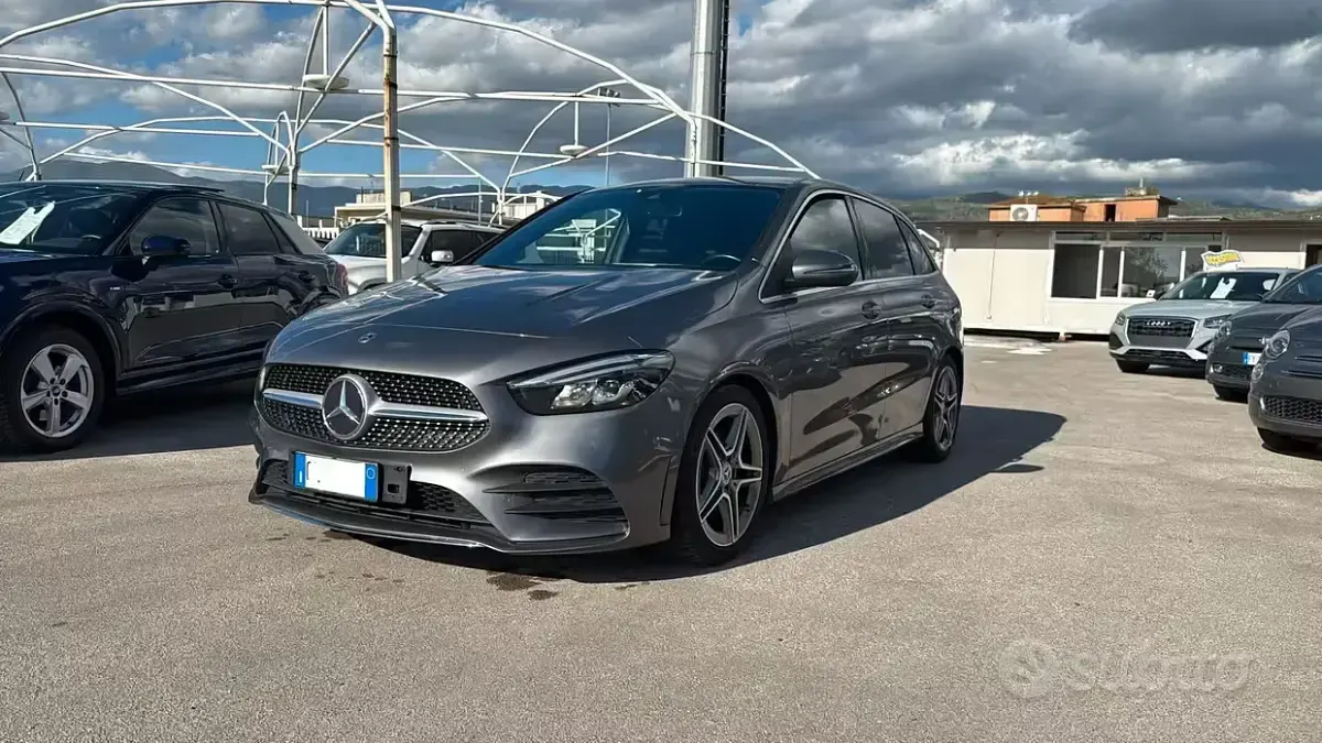 Usado Mercedes B180 AMG Line Premium 116 CV (85 kW) 2026 Gris Monovolumen