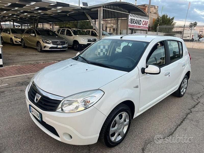 Bianco Usata 2009 Dacia Sandero Lauréate Tre volumi | 3300 € (Buon prezzo) - Immagine 1/4