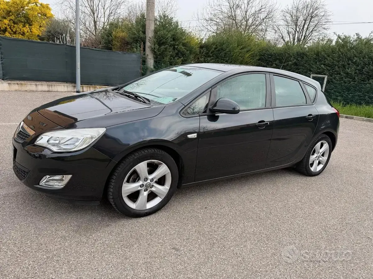 Usata Opel Astra 101 CV (74 kW) 2012 Grigio Berlina