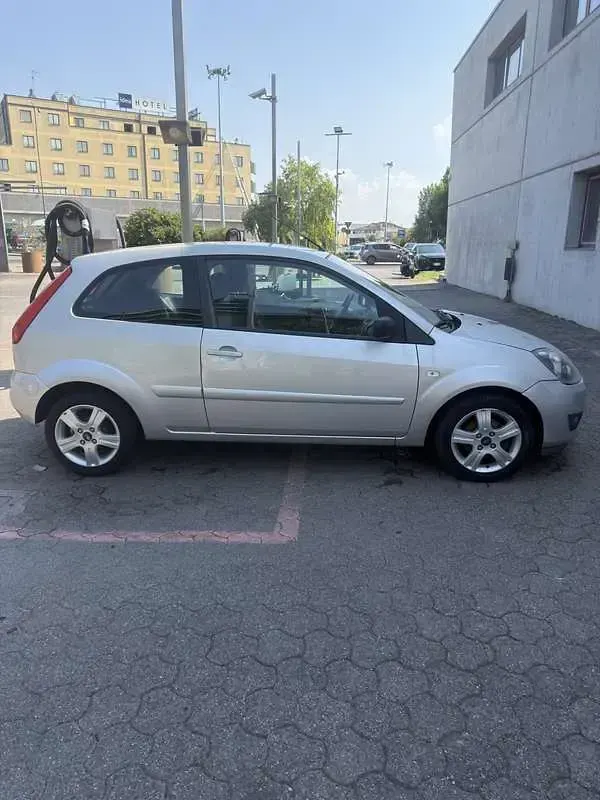 Usata Ford Fiesta Ghia 68 CV (50 kW) 2008 Grigio Utilitaria