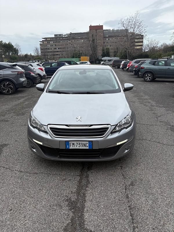 Argento Usata 2013 Peugeot 308 Access Tre volumi | 4900 € (Buon prezzo) - Immagine 1/4