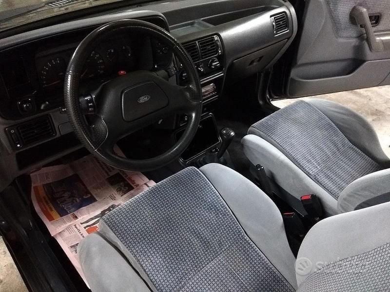 Begagnad Ford Escort Cabriolet 105 HK (77 kW) 1989 Svart Cab