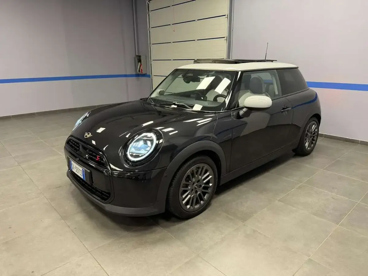 Usata Mini Cooper Classic 204 CV (150 kW) 2024 Midnight black ii Utilitaria