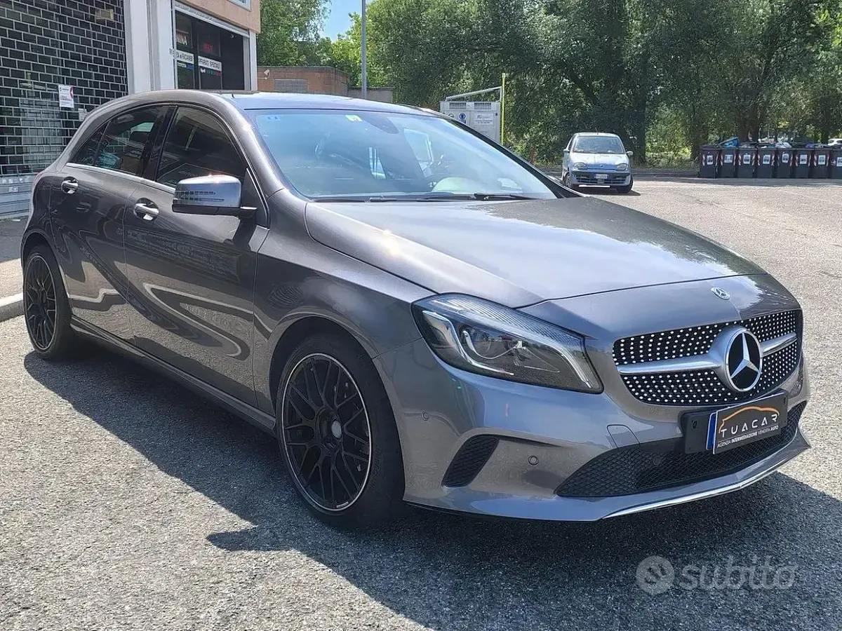 Usata Mercedes A180 122 CV (89 kW) 2017 Grigio Utilitaria