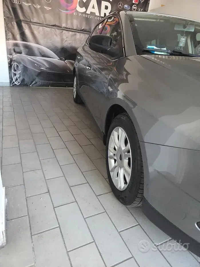 Usata Lancia Delta Platinum 120 CV (88 kW) 2012 Grigio Utilitaria