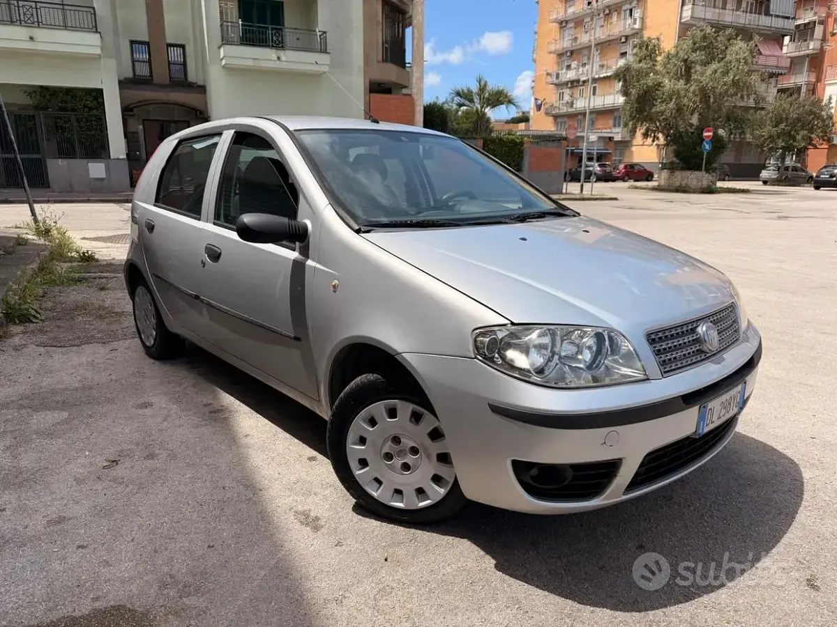 Usado Fiat Punto Classica 60 CV (44 kW) 2009 Gris Utilitario