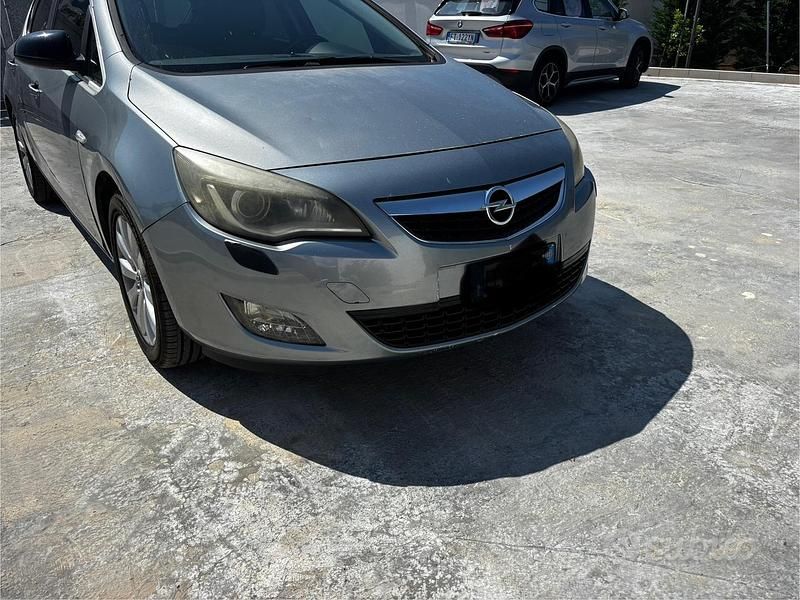 Usata 2010 Opel Astra Tre volumi | 3000 € (Buon prezzo) - Immagine 1/4