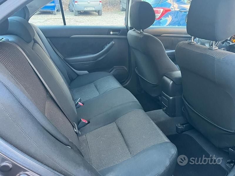 Usata Toyota Avensis 150 CV (110 kW) 2007 Grigio Berlina