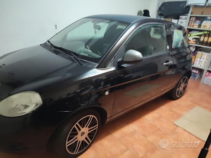 Begagnad Lancia Ypsilon 77 HK (56 kW) 2010 Svart Halvkombi