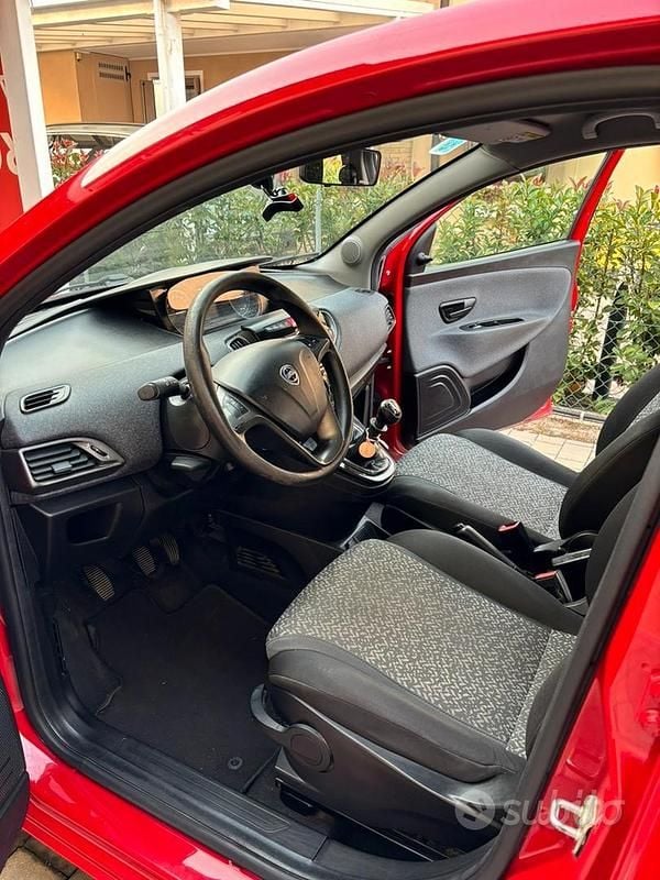 Usado Lancia Ypsilon 69 HP (50 kW) 2018 Vermelho Citadino