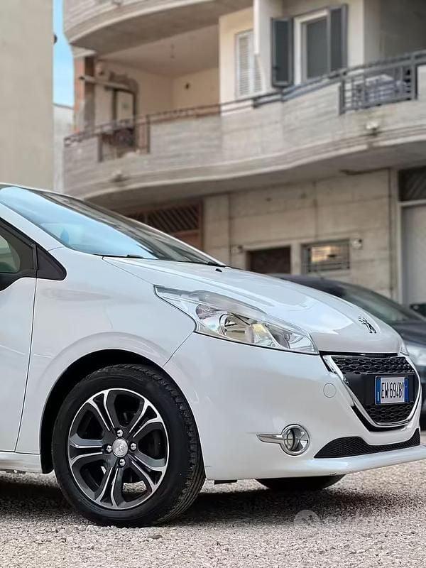 Usata Peugeot 208 Allure 68 CV (50 kW) 2014 Bianco Utilitaria