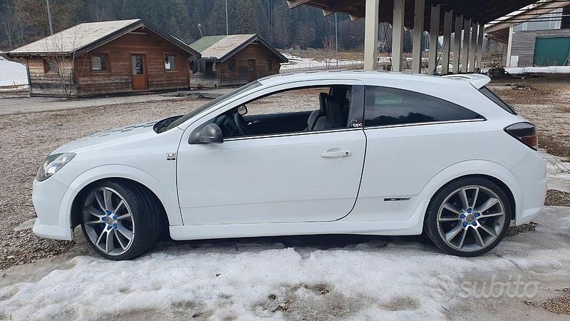 Usata Opel Astra Edition 240 CV (176 kW) 2009 Bianco Berlina