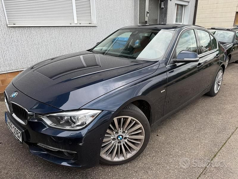Usata BMW 330 Luxury Line 258 CV (189 kW) 2016 Blu Berlina