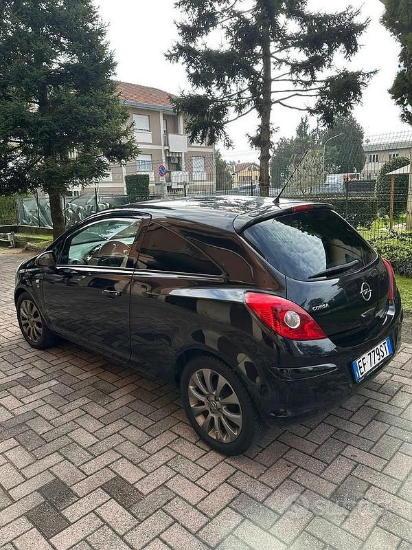 Usata Opel Corsa Club 86 CV (63 kW) 2010 Nero Utilitaria