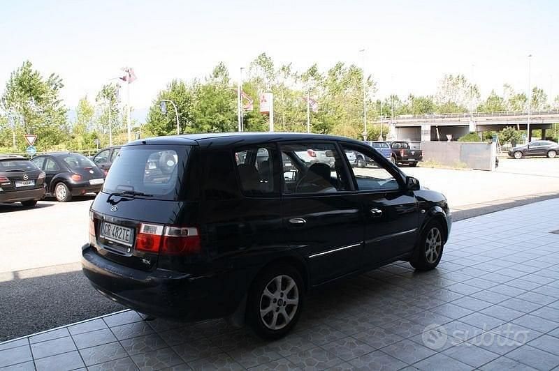 Usata Kia Carens LX 112 CV (82 kW) 2004 Nero Monovolume