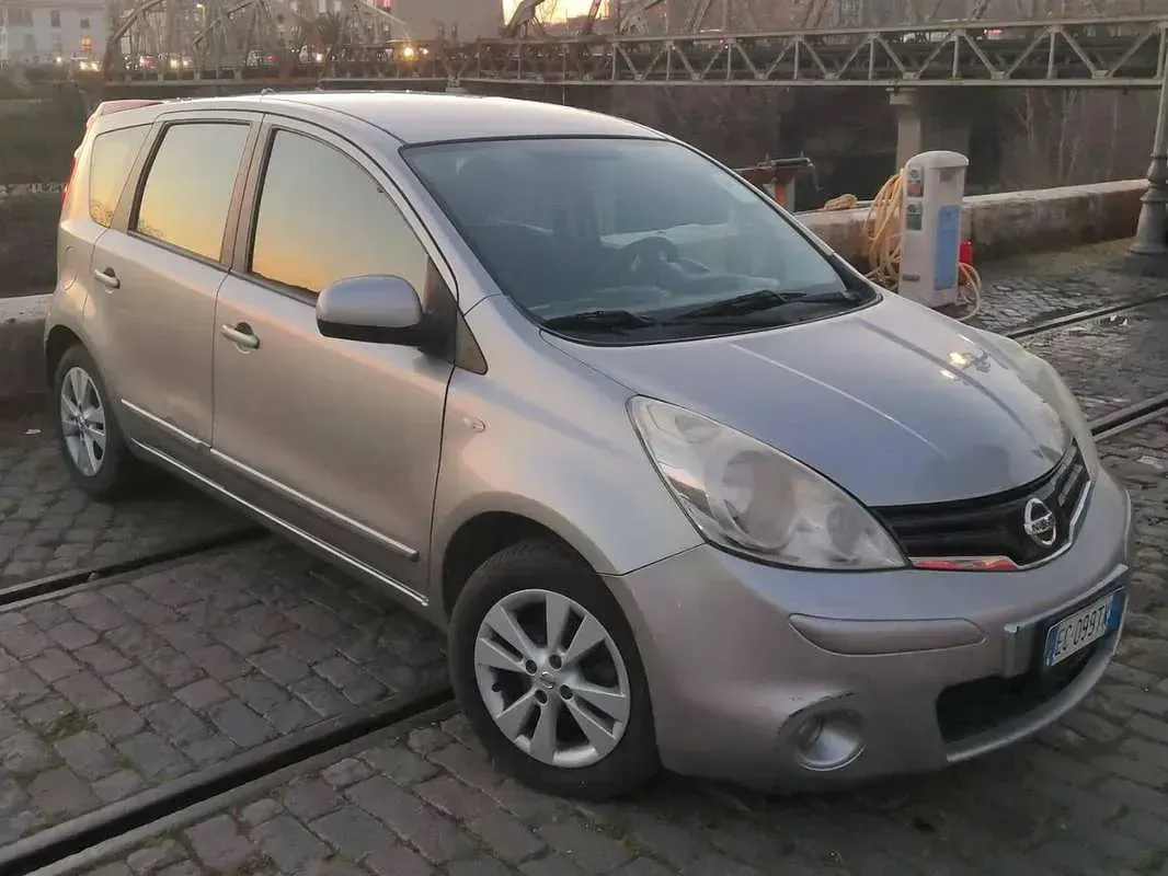 Usata Nissan Note Acenta 86 CV (63 kW) 2010 Argento Utilitaria