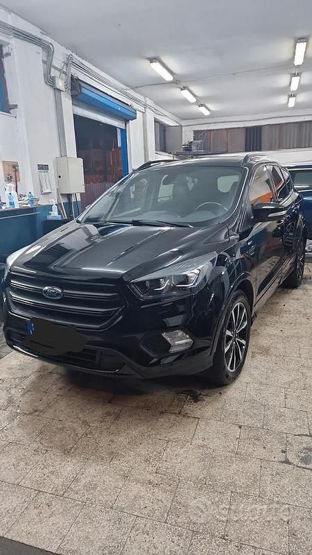 Usata Ford Kuga 120 CV (88 kW) 2017 Nero SUV