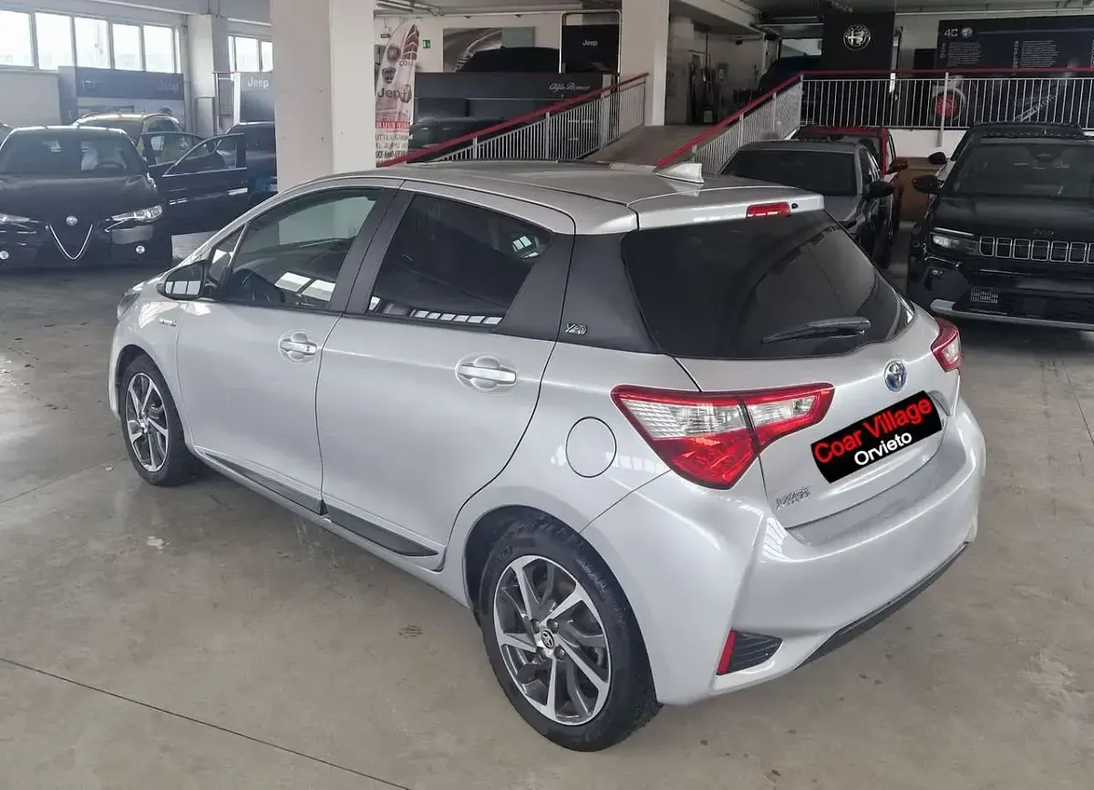 Usata Toyota Yaris Hybrid Business Edition 101 CV (74 kW) 2019 Argento Berlina