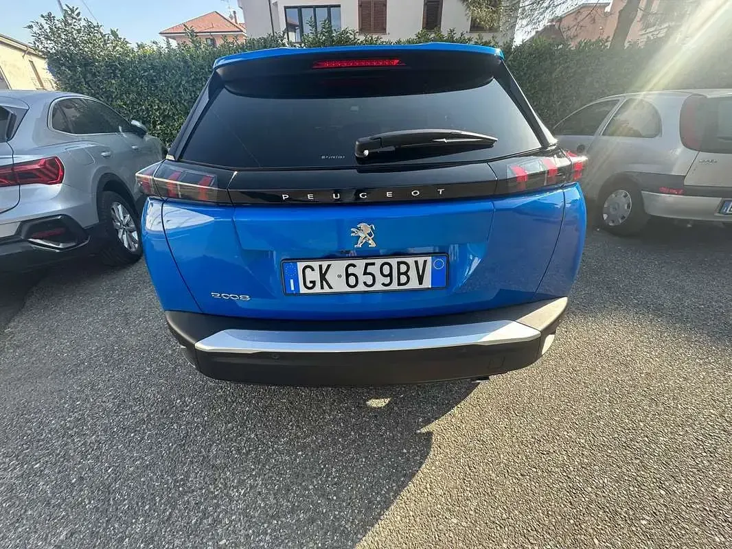 Usata Peugeot 2008 Allure 131 CV (96 kW) 2023 Blu/azzurro SUV