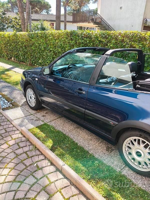 Usado VW Golf Cabriolet 101 HP (74 kW) 1998 Azul Cabrios