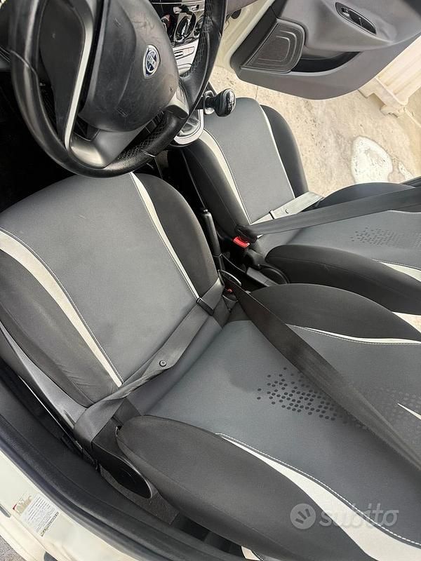 Usata Lancia Ypsilon 85 CV (62 kW) 2014 Bianco Utilitaria