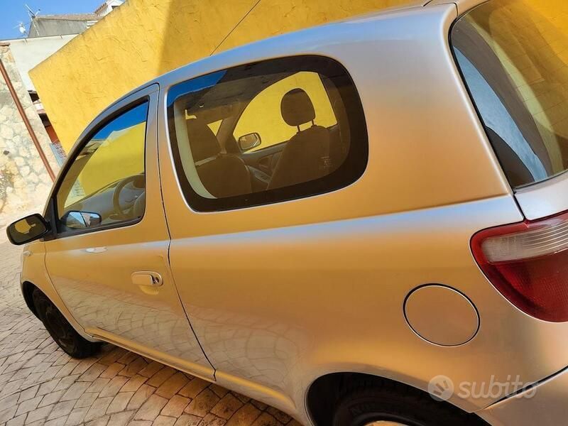 Usata Toyota Yaris 68 CV (50 kW) 2001 Grigio Utilitaria