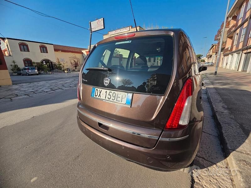 Usata Lancia Musa 95 CV (69 kW) 2008 Marrone Monovolume