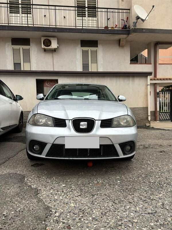 Grigio Usata 2007 Seat Ibiza Tre volumi | 1200 € (Ottimo prezzo) - Immagine 1/4