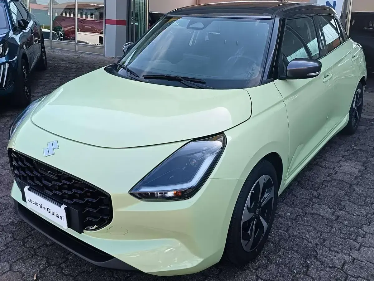 Usata Suzuki Swift 83 CV (61 kW) 2024 Verde hawaii  tetto grigio Utilitaria