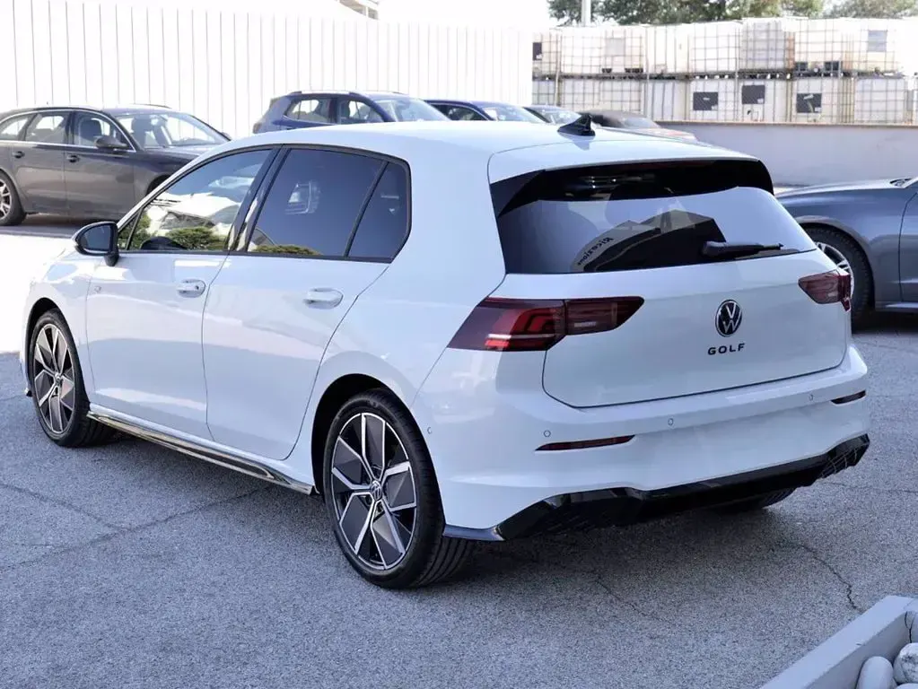 Nuova VW Golf VIII R-line Plus 150 CV (110 kW) 2026 Bianco perlato Berlina