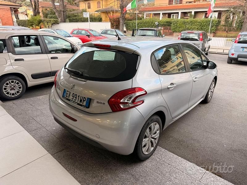 Usata Peugeot 208 Allure 68 CV (50 kW) 2014 Grigio Utilitaria