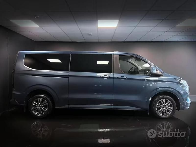 Usata Ford Tourneo Titanium 136 CV (100 kW) 2024 Blu Monovolume