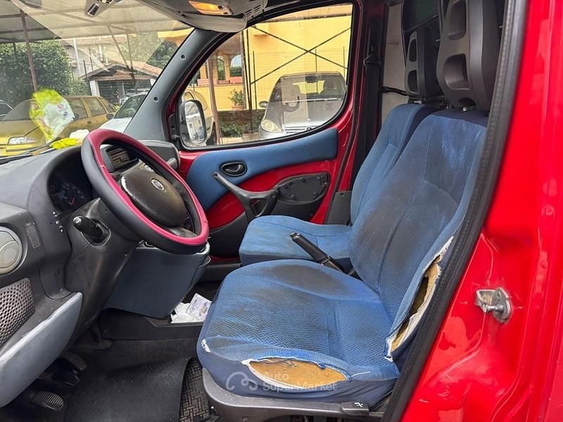 Begagnad Fiat Doblò 76 HK (55 kW) 2004 Röd Minibuss
