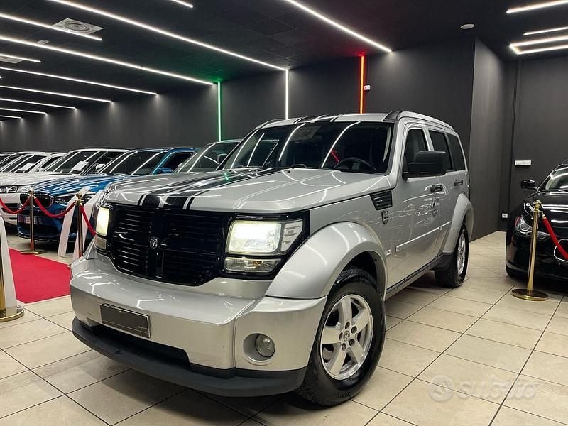 Grigio Usata 2010 Dodge Nitro SUV | 10.900 € (Buon prezzo) - Immagine 1/4