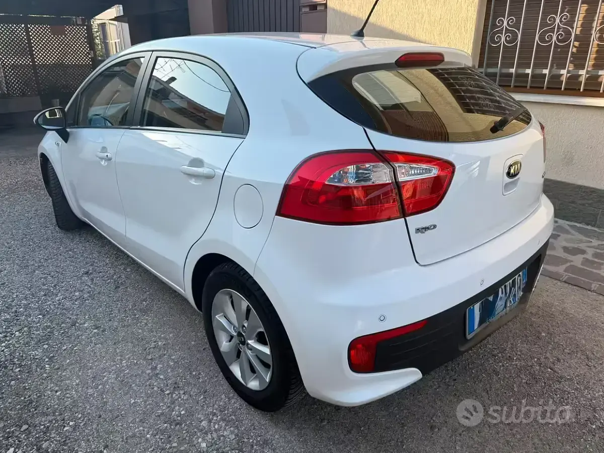 Usata Kia Rio Active 75 CV (55 kW) 2015 Bianco Utilitaria