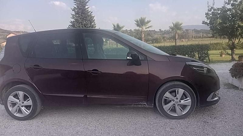 Rosso Usata 2014 Renault Scénic III Monovolume | 5000 € (Ottimo prezzo) - Immagine 1/3