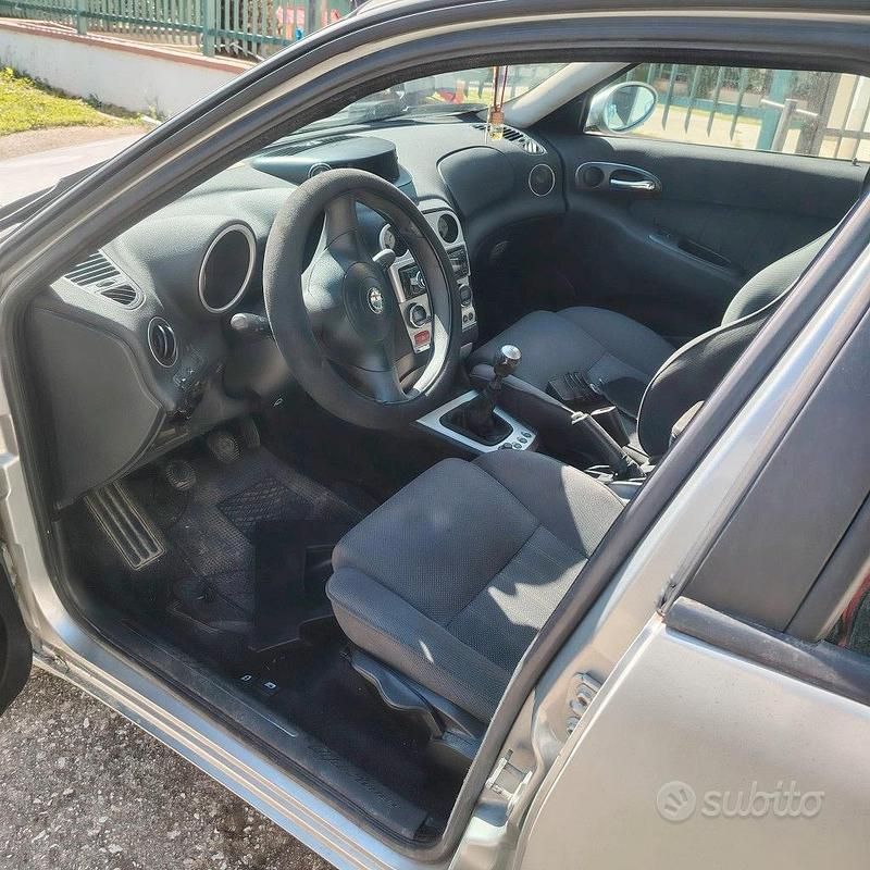 Usata Alfa Romeo 156 110 CV (80 kW) 2002 Grigio Utilitaria