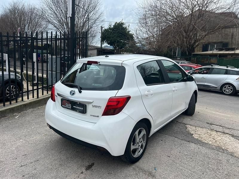 Usata Toyota Yaris Hybrid Active 75 CV (55 kW) 2015 Bianco Berlina